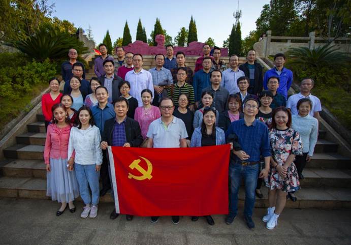 英国正版365首页官网的老师们在夏明翰雕像前合影留念